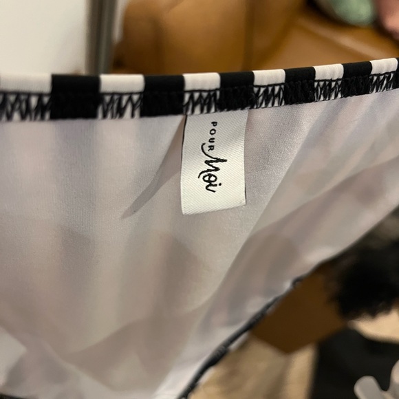 🔲 Striped Bikini Bottoms with Hip Ruffle - Picture 8 of 8